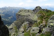 76 Oltre lo spuntone roccioso spunta la cima del Ponteranica occ.